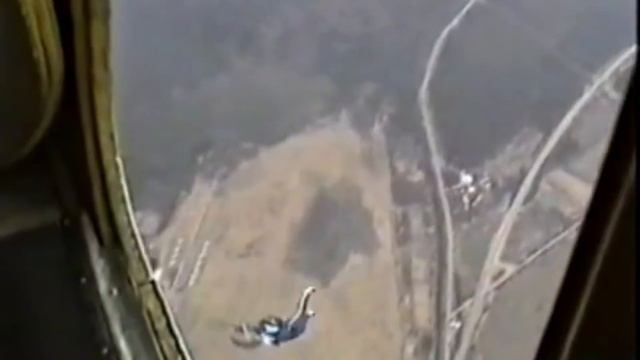 Тренировка для прыжка с парашютом и прыжки с парашютом в городе Твери в аэропорте Змеево смотреть онлайн