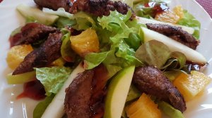 Салат с куриной печенью  и апельсином и яблоком