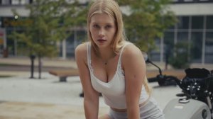 Девушка и мопед BOLT