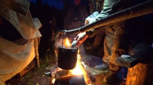 Сплав. Рыбалка на хариуса. Ночь на берегу таёжной речки. Вечер с УХОЙ у костра с веселой компанией.