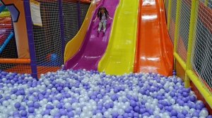 Настя в семейном парке развлечений