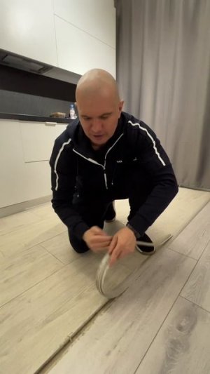 Как сделать стык между плиткой и ламинатом #алексейземсков #alexeyzemskov #ремонткухни #ламинат