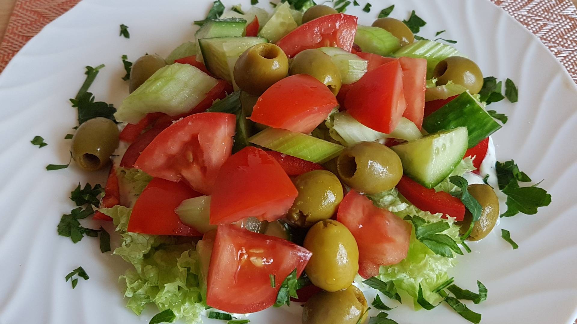 Салат с оливками и сельдереем смотреть онлайн