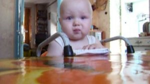 Никита ест лимон