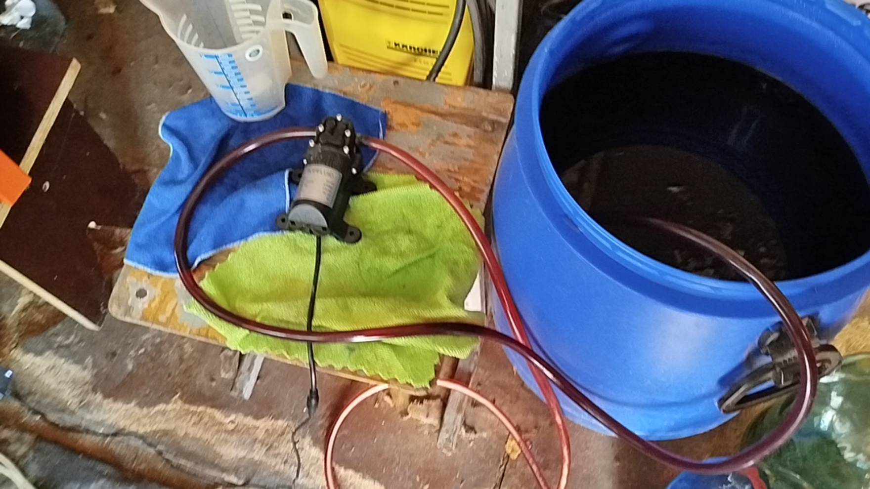 Перекачиваю вино насосом вариант первый,плунжерный насос.