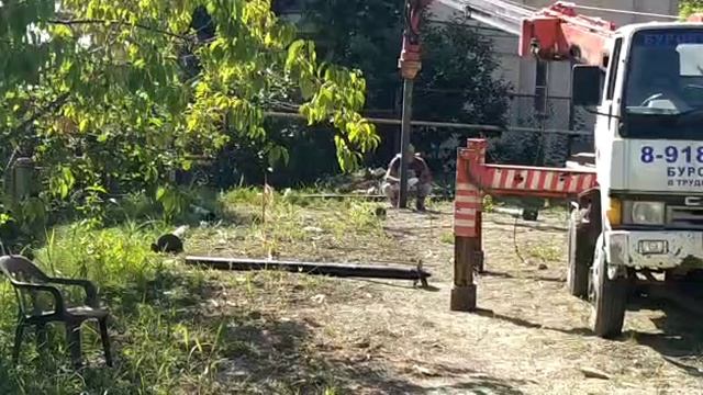 Установка винтовых свай под дом буровой установкой на базе автомобиля