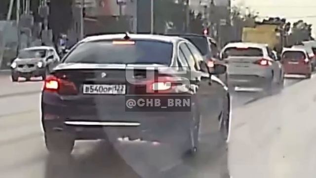 Водитель подрезал несколько автомобилей и проехал на красный сигнал светофора в Барнауле смотреть онлайн