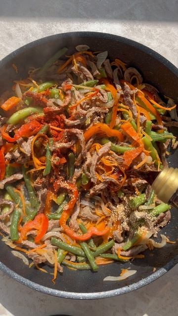 Рисовая лапша с говядиной и овощами.