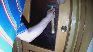 Меняем разбитое стекло в межкомнатной двери.