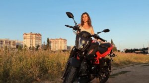 Девушка и мопед OKAMI、