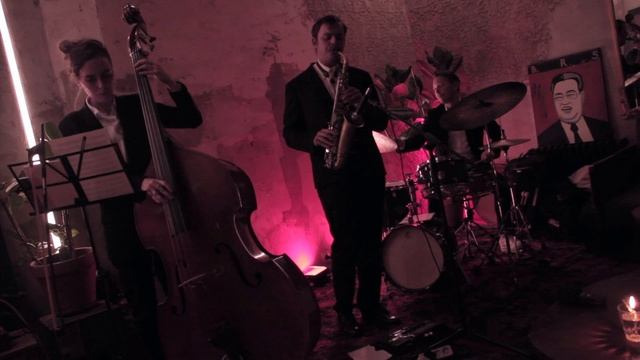 Live At Introvert - Макс Беженов