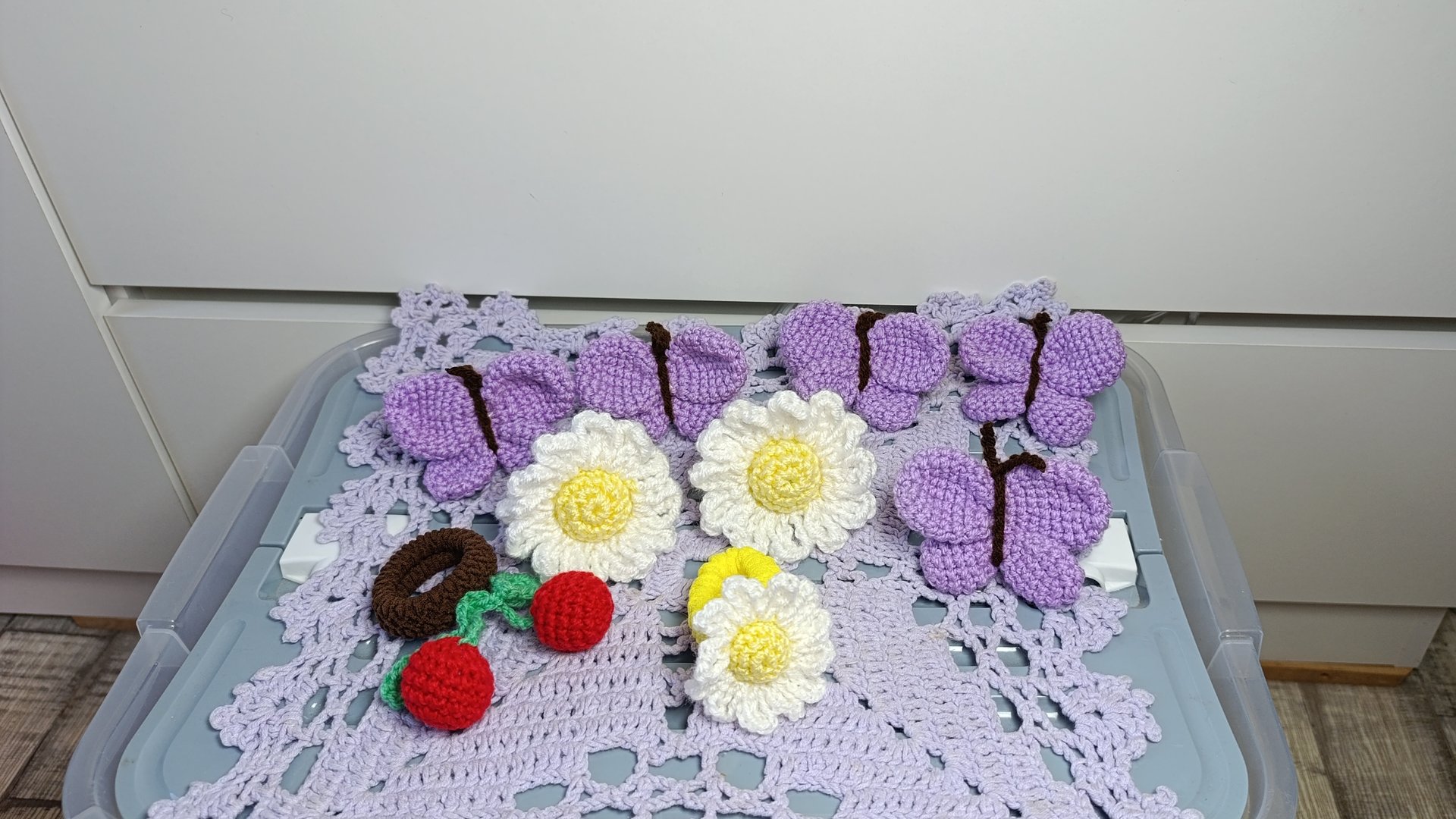 Цветочки и ягодки крючком для детских резиночек. Мастер-класс по вязанию крючком в описании смотреть онлайн