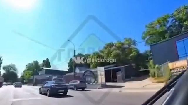 Байкер разбил зеркало автомобилистке смотреть онлайн