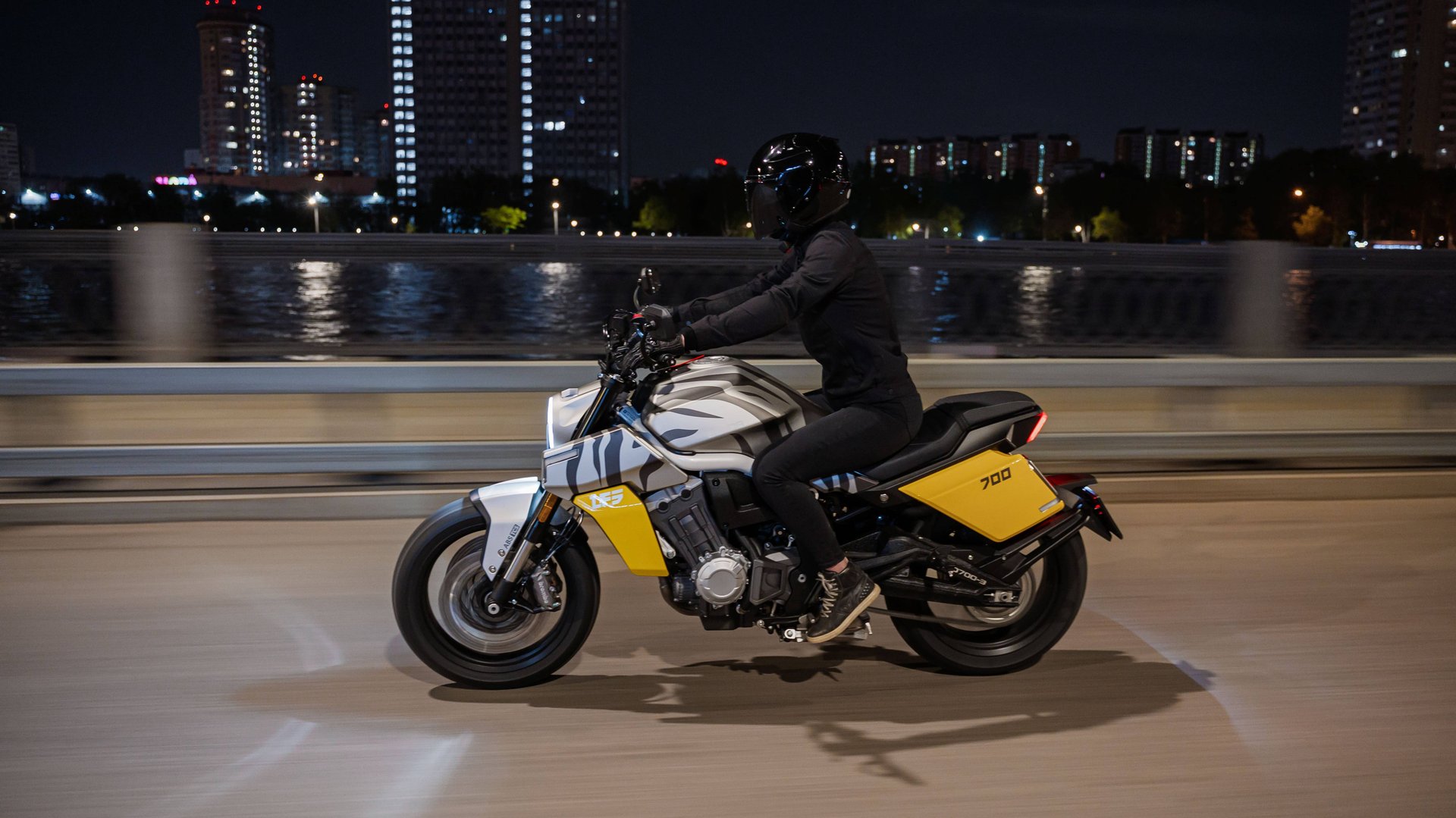 BENDA LFS 700 - эксцентричный стрит-байк со спортивным двигателем.