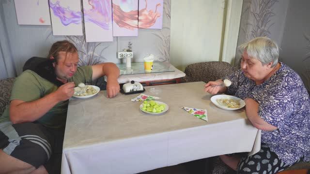 ВЕЛИКИЙ МАСТЕР ДЕРЕВЕНСКОЙ КОНСЕРВАЦИИ КРУТИТ БАНКИ НА ЗИМУ Вкусно кушаем домашние пельмени ДЕРЕВНЯ смотреть онлайн