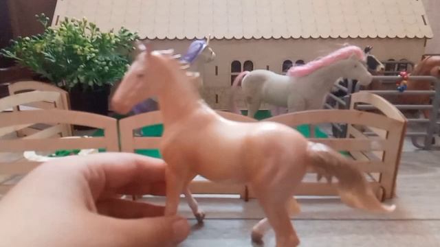 распаковка кобылки от Collecta