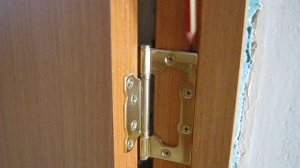 Дверь пружинит при закрывании.