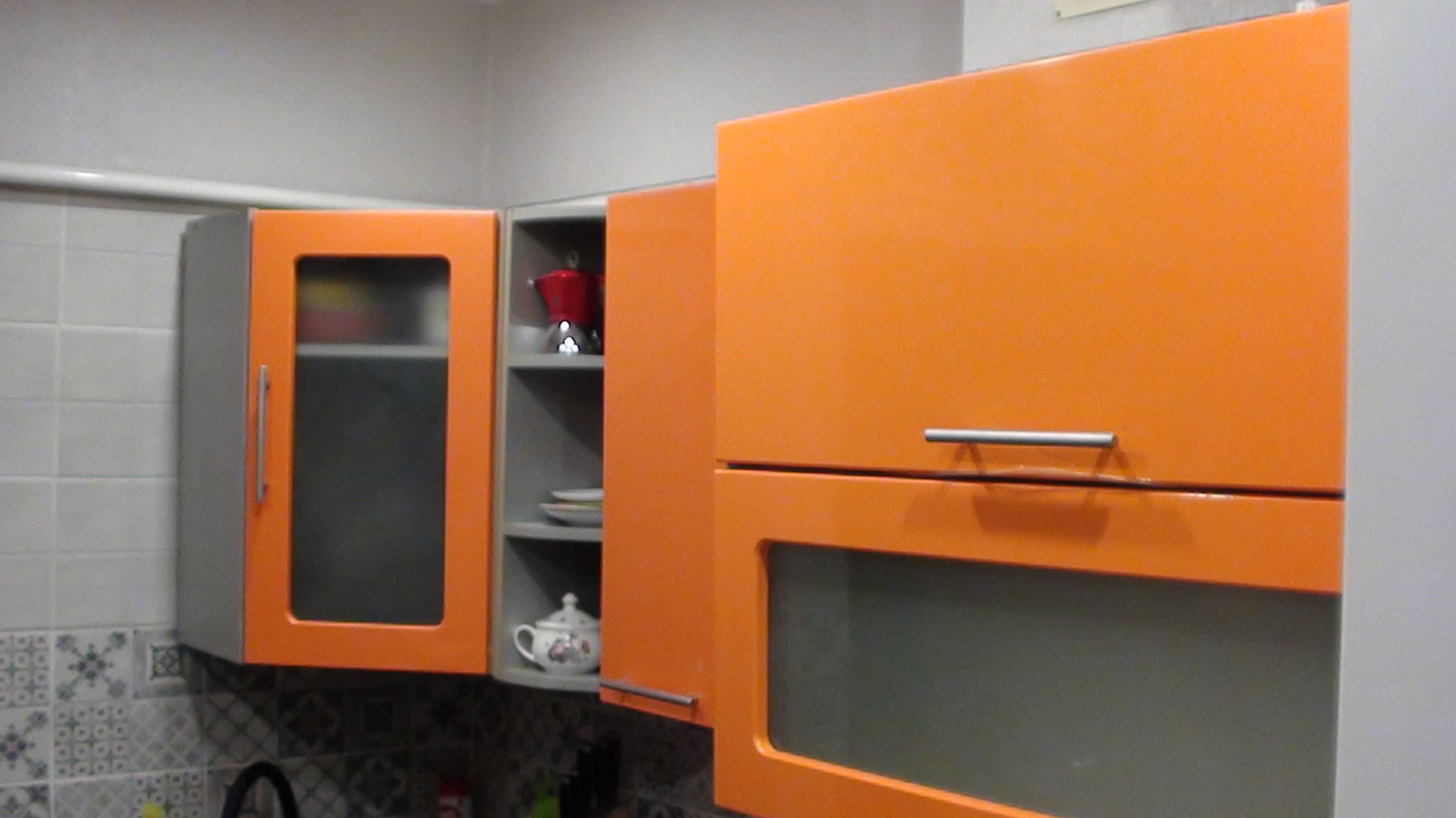 Ремонт кухни близок к завершению// Навесил шкафы на рейку смотреть онлайн