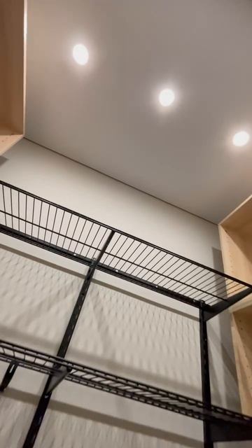 Белые матовые натяжные потолки в квартире на теневом профиле Бизон ПВХ. смотреть онлайн