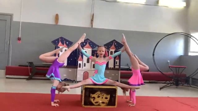 Аэробика (исполняют Вероника Думпе и Дима Машнин)