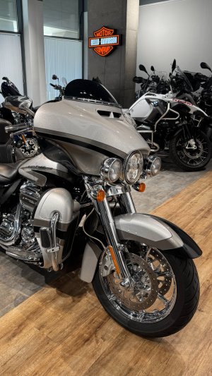 114 HD CVO Ultra Limited Stardust & Palladium Silver with Carbon Dust