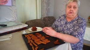 ПОРА СУШИТЬ СУХАРИ пенсионерка сушит сухари с чесногком к супу
