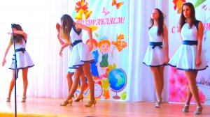 Красивые школьницы танец