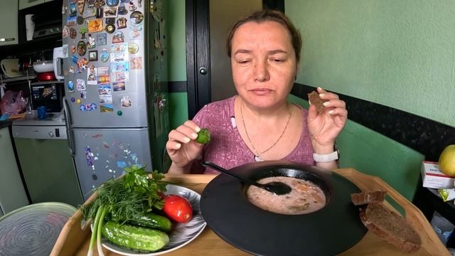 Борщ с говядиной, малосольные огурцы. Мукбанг смотреть онлайн