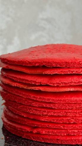 Рецепт коржей, одновременно похожих на молочную девочку и красный бархат♥️ смотреть онлайн