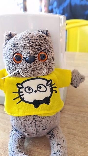 Басик кушает в столовой! | канал БасАлиса |