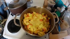 Варю вкусняшку из опавших яблочек.