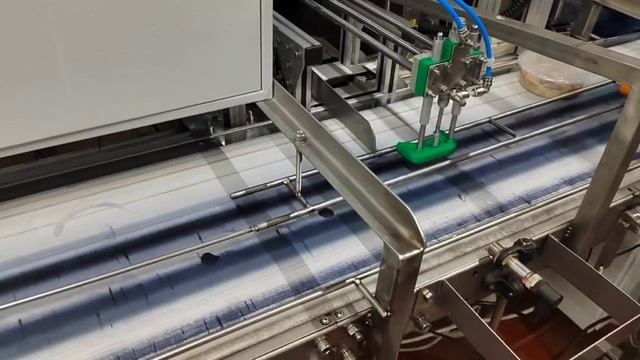 Устройство надевания обечайки на упаковку с готовой продукцией