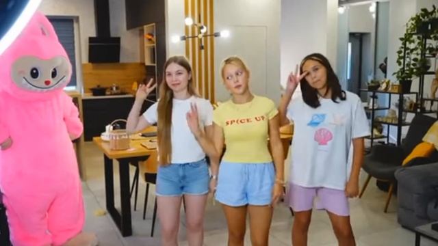 Лабубу преследует нас! смотреть онлайн