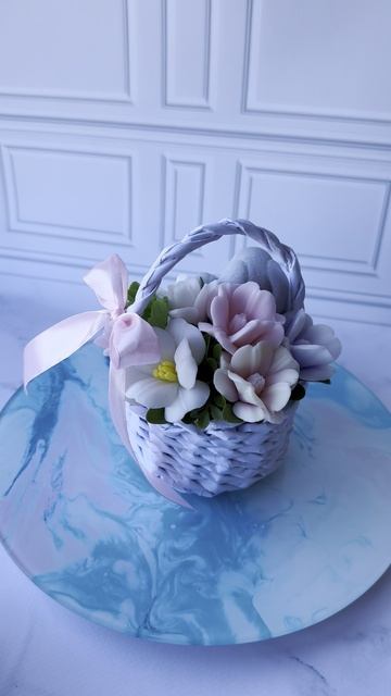 Букет из мыльных цветов и кролика Абрикосика в плетеной корзине из бумажной лозы смотреть онлайн