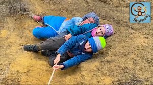 Манкиту строят дом и прячутся от Сереноголового.