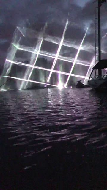 Лазер на водном экране.