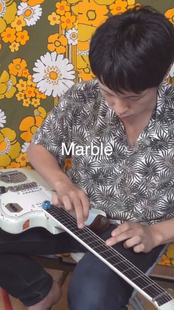 Игра на гитаре с мраморным шариком. смотреть онлайн