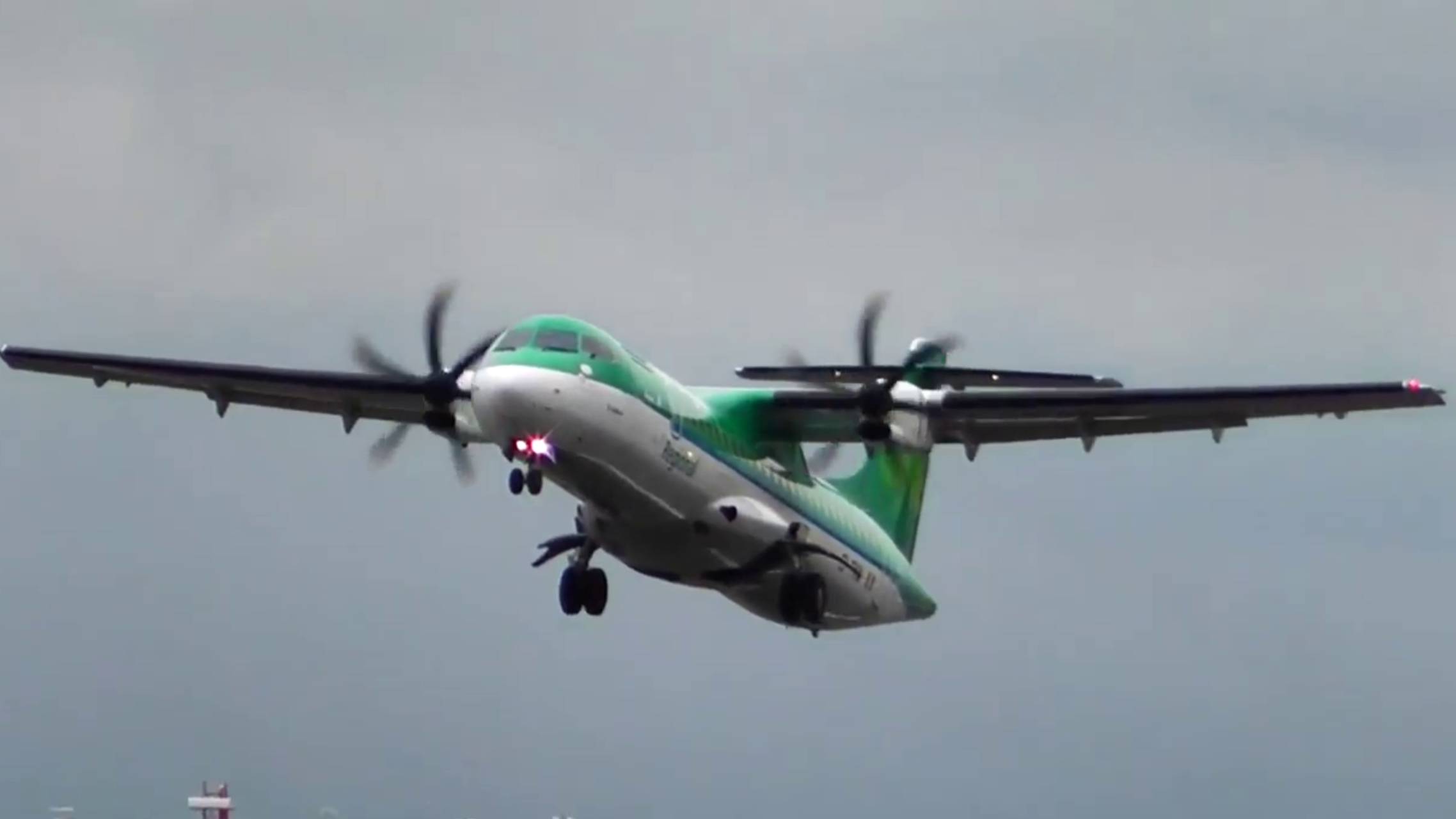 Красивая подборка взлет и посадка пассажирского самолета смотреть онлайн