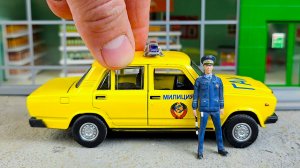 Сирена включена едет полицейская машина ВАЗ 2107. Уступи дорогу! Про машинки