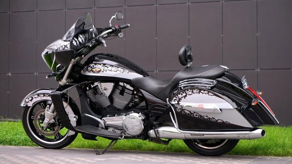 2010 Victory Cross Country (Black Skulls Edition) | Quick Video Tour
