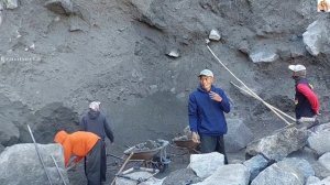 Строительство, шахтёры в карьере и вулкан Мерапи