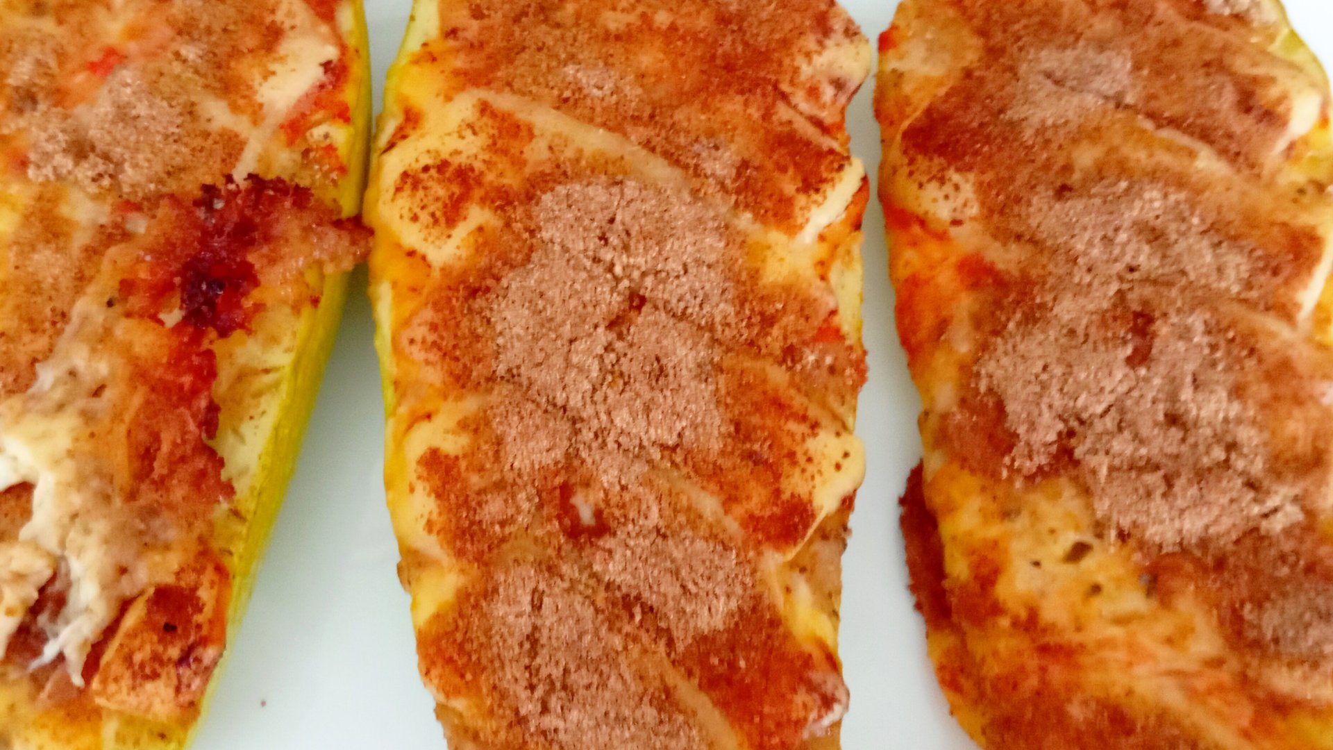 Молодые кабачки, запечённые в духовке, с хрустящей и ароматной корочкой. смотреть онлайн