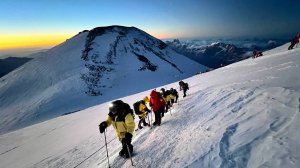 Группа Клуба 7 Вершин «Греки» поднимается к вершине Эльбруса