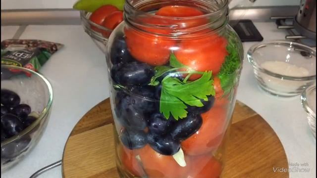 Теперь Помидоры на зиму закрываю только так! Помидоры "Бомбито" с виноградом. смотреть онлайн