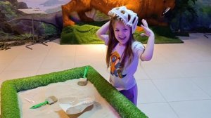 Настя на выставке динозавров весёлое видео для детей