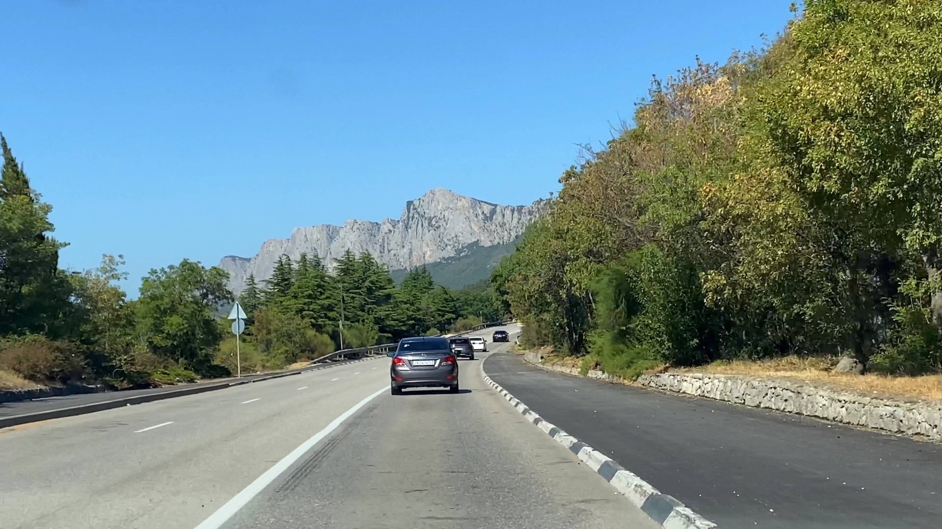 По Крыму на машине с ветерком и под музыку. Южнобережное шоссе от Ялты до Кастрополя. смотреть онлайн