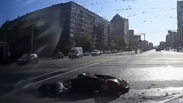 В Питере автомобилист устроил ДТП со скутеристом смотреть онлайн