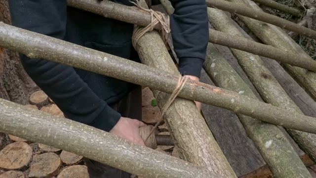 ПОСТРОЕНИЕ УЮТНОГО УКРЫТИЯ ПОД КОРНЕМ ДУБА. ВЫЖИВАНИЕ, БУШКРАФТ.