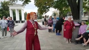 250817 Танцы песни под гармонь в парке г Орла у фонтана гармошка город Орёл