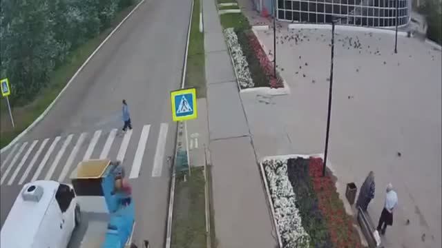 СМЕРТЕЛЬНЫЙ ПЕРЕХОД\\в объективе регистратора-дети\рудик и его друзья\двор и ребёнок\сбил на зебре\ смотреть онлайн